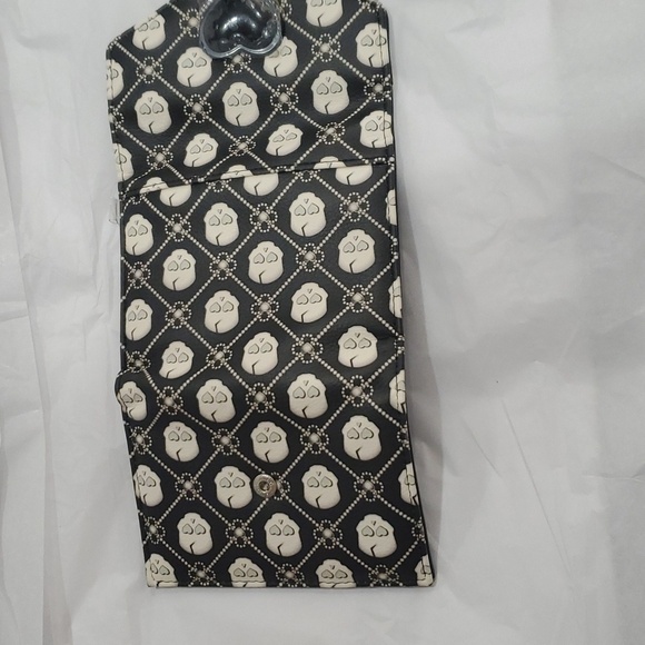 Betsey Johnson black white skull print heart shaped closure lock trifold wallet - Picture 10 of 12